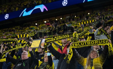 Fans von Borussia Dortmund feuern ihr Team an.
