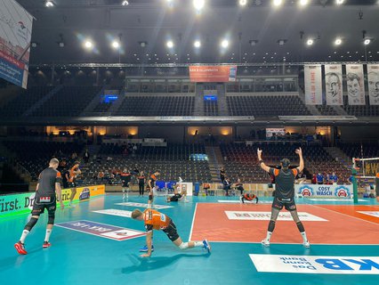 Die Volleys wärmen sich auf.
