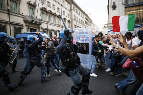 Polizisten und Protestteilnehmer stoßen aufeinander.