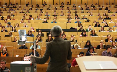 Studierende in einer Vorlesung an der Universität Bochum.