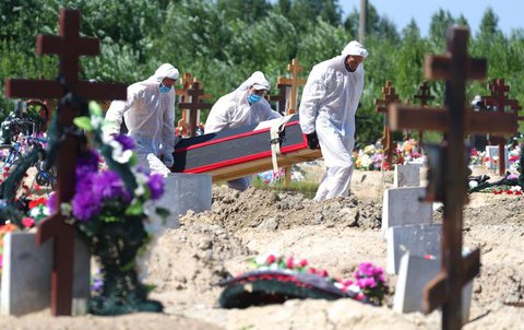 Ein Covid-19-Opfer wird in St. Petersburg beerdigt.