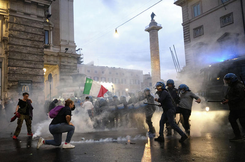Bei den Corona-Protesten in der italienischen Hauptstadt kam es zu Zusammenstößen zwischen Demonstranten und der Polizei.