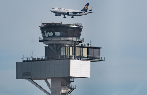 Ein Lufthansa-Flugzeug fliegt über dem Flughafen Frankfurt.