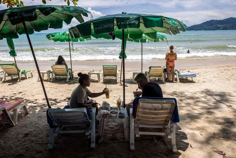 Urlauber am Strand von Phuket in Thailand