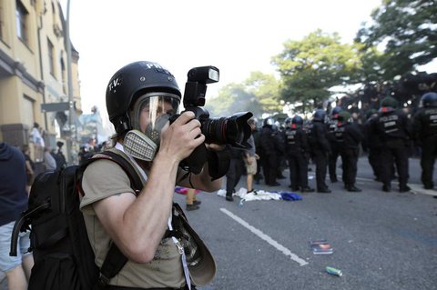 Ein Fotograf bei den Protesten während des G20-Gipfels 2017 in Hamburg. 
