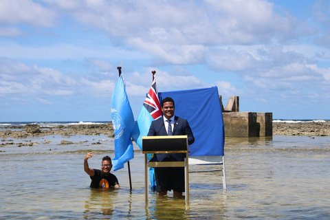 Der Außenminister von Tuvalu, Simon Kofe, gibt eine Erklärung zur COP26 ab, während er im Meer steht. 
