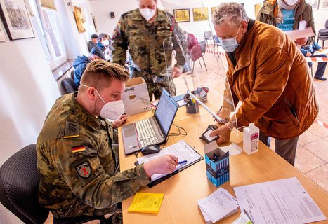 Bundeswehrsoldaten im Einsatz in einem Impfzentrum.