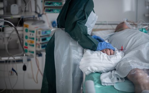 Eine Pflegekraft betreut einen 
Covid-Patienten. (Archivbild, 28.10.2020)