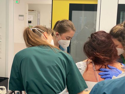 Vier Pflegerinnen werden benötigt, um die Patientin zu mobilisieren