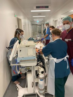 Der Patient muss schnell in Etage 4 transportiert werden. Seine externe Lunge muss ausgetauscht werden.