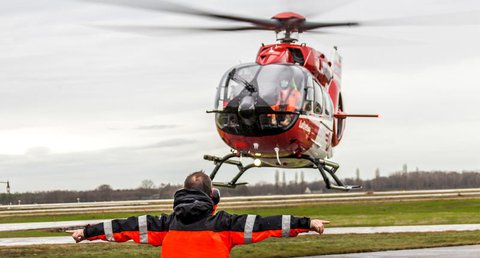 Ein DRF-Hubschrauber landet.