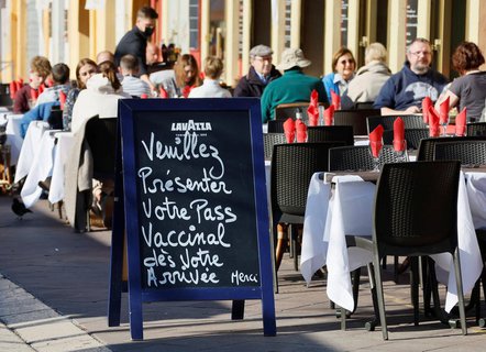 war Ein Schild in Nizza macht darauf aufmerksam, den Impfpass bereitzuhalten.