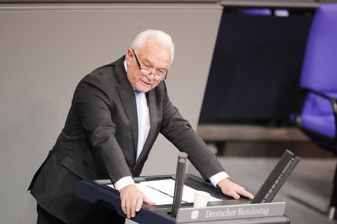 Wolfgang Kubicki (FDP) spricht bei der Orientierungsdebatte zur Impfpflicht im Bundestag.