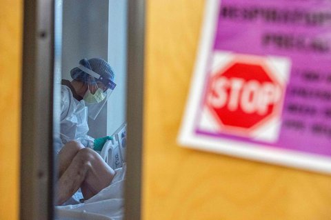 Ein Schild warnt vor dem Eintritt in ein Patientenzimmer.