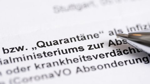 Das Wort Quarantäne steht auf einer amtlichen Absonderungsbescheinigung für mit Corona infizierte Personen.