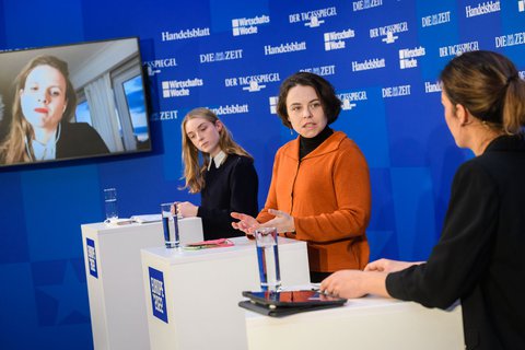 Terry Reintke (l.), Marie Chureau (Mitte), Susanne Zels (r) und Dilan Gropengiesser von ZEIT ONLINE (r. außen).