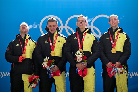 Francesco Friedrich (l.) und seine drei Anschieber