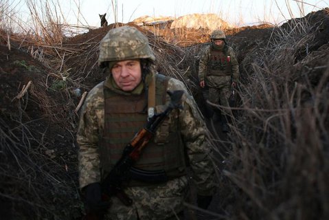 Ein ukrainischer Soldat im Schützengraben. 