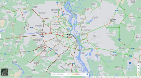 Auf vielen Straßen raus aus Kiew Richtung Westen gibt es Stau. Google Maps zeigt die aktuelle Verkehrslage.