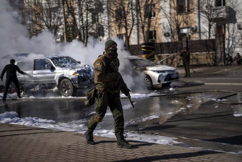 Ein ukrainischer Soldat läuft durch Kiew. 