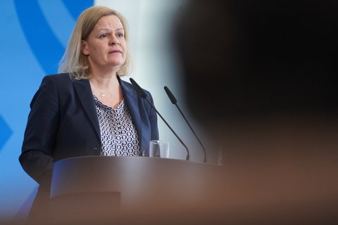 Die Innenministerin hofft auf schnelle und unbürokratische Einigung für Geflüchtete aus der Ukraine.