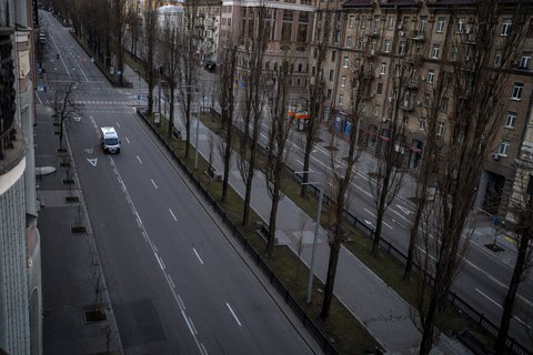 Ein Einsatzfahrzeug fährt durch die leeren Straßen von Kiew. 