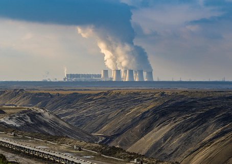 Wasserdampf steigt aus den Kühltürmen des Braunkohlekraftwerkes Jänschwalde. Im
Vordergrund der Braunkohletagebau Jänschwalde.