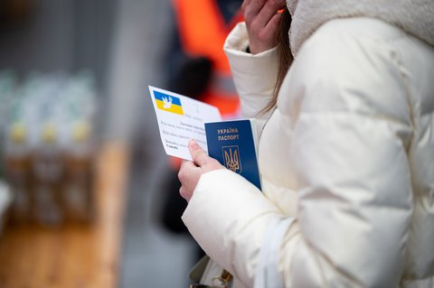 Ein Ukraine-Flüchtling mit Pass