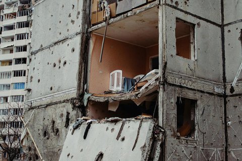 Zerstörung an einem Haus in Tschernihiw