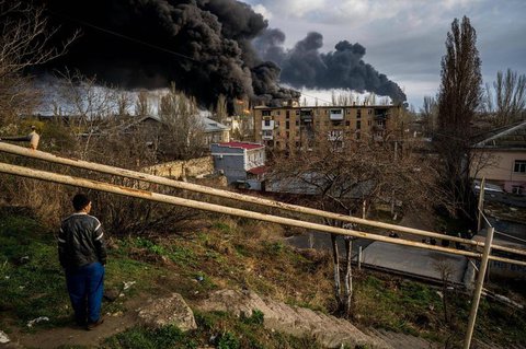 In Odessa steigt Rauch von einem brennenden Treibstoffdepot auf. 