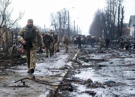 Ukrainische Soldaten in Butscha. 
