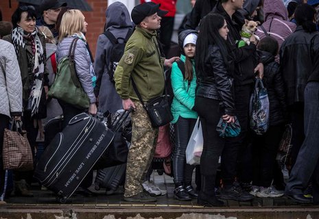 Flüchtlinge auf dem Bahnhof in der Stadt Krematorsk, in der Region Donbass. In den kommenden Tagen werden hier heftige Kämpfe erwartet. 