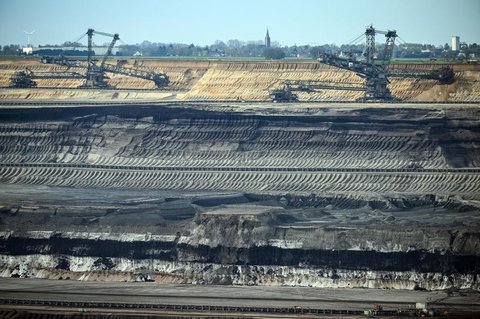 Bergbaumaschinen arbeiten im Braunkohletagebau Garzweiler.