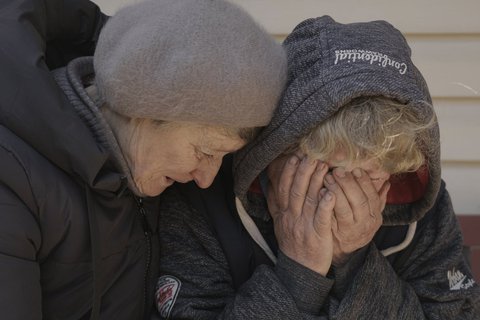 Eine Frau trauert in Butscha um ihren Mann und ihren Neffen.