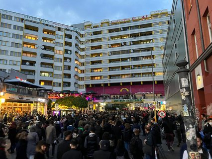 Polizisten und Spanplatten sichern die künftige Kotti-Wache.