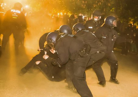 Zugriff am Oranienplatz: Polizisten nehmen einen Demonstranten fest.