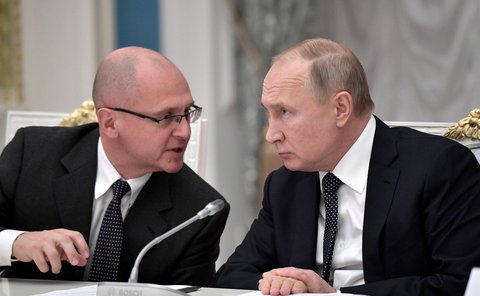 Der frühere russische Regierungschef Sergej Kirijenko (l.) mit Präsident Wladimir Putin