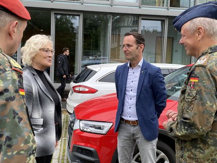 Verteidigungsministerin Christine Lambrecht und Landrat Mark Köhler (M) in Beelitz.