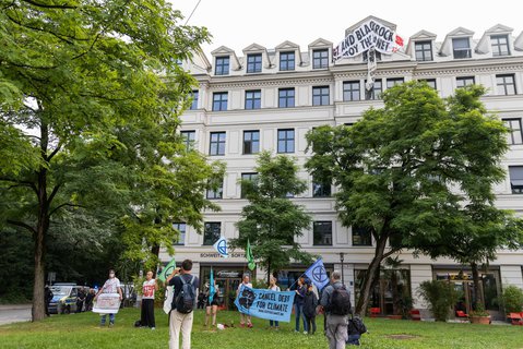 Auf dem Dach eines Gebäudes, das mutmaßlich von Blackrock genutzt wird, versuchten Demonstrierende am frühen Dienstagmorgen ein Banner zu entrollen.