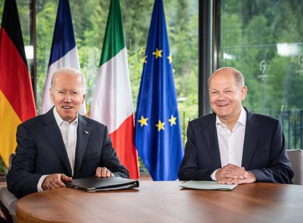 US-Präsident Joe Biden neben Bundeskanzler Olaf Scholz bei einem Arbeitsgespräch am letzten Tag des dreitägigen G7-Gipfel.
