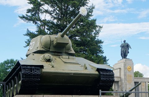 Blumengrüße am T-34-Panzer.