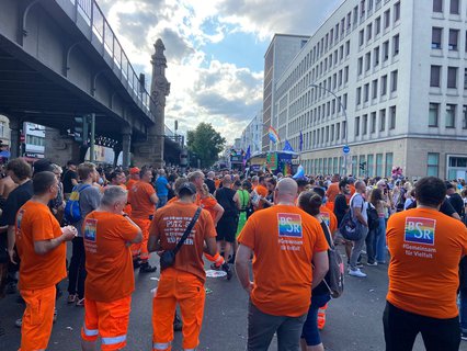 Sie sind hier heute die heißesten Feger: der Aufräumtrupp der Berliner Stadtreinigung.