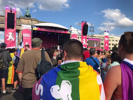 Das Bühnenprogramm am Brandenburger Tor hat begonnen.
