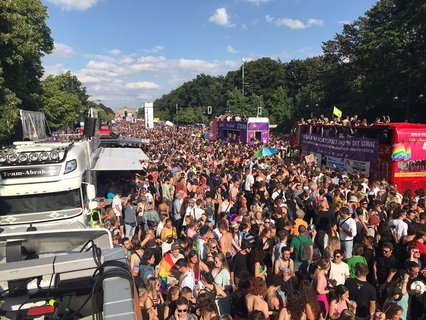 Ziemlich voll hier: Blick von der Siegessäule zum Brandenburger Tor am späten Nachmittag.