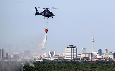 Hilfe aus der Luft: Hubschrauber holten Wasser aus der Havel, um es über dem Sprengplatz abzuwerfen.