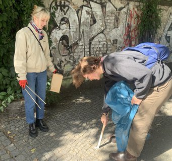 Luka und Ignas kommen aus Litauen. In die Papptüten kommen Kippenstummel, der Inhalt liegt auf der Straße überall herum.