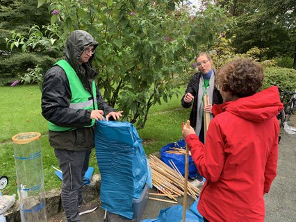Wir-Berlin.org verteilt das Müllsammel-Equipment an die Freiwilligen.