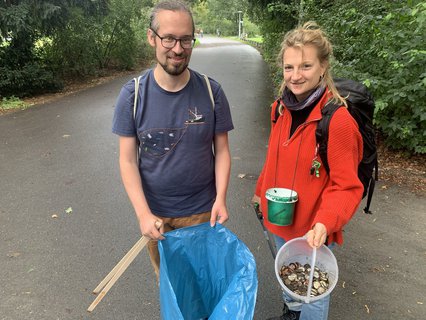 Sogar auf Mülltrennung wird geachtet: Andre und Linda beim Cleanup in der Hasenheide. 
