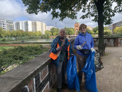 Auch der Bürgerverein Luisenstadt wurde von der Kehrenbürger-Aktion der BSR unterstützt. Rosie und Bärbel (v.l.) 