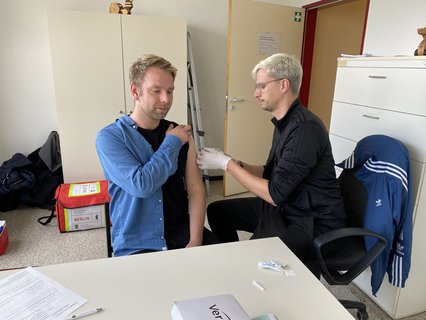 Gesundheitsstadtrat Alexander Freier-Winterwerb  (SPD) nahm die Möglichkeit zum Booster-Impfen wahr.